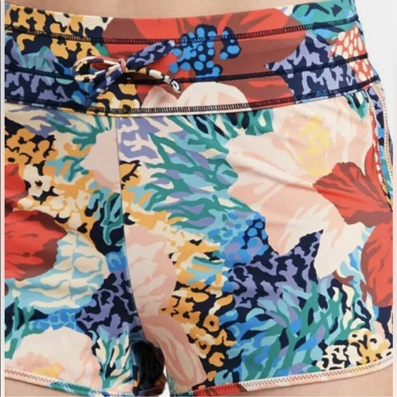 NWOT Athleta Surge Printed Short Extra Large XL Blue/Red/Coral - Picture 4 of 10